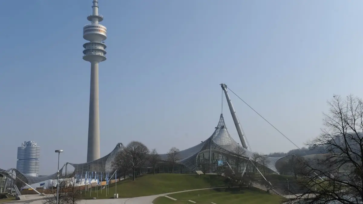 Das Münchner Olympiastadion ist Start und Ziel des 37. München-Marathons. Alle Infos zum Laufevent.
Die Sonne strahlt am Dienstag (01.03.2011) in München (Oberbayern) auf den Olympiaturm (l) und die Olympia-Schwimmhalle. Bis Freitag (04.03.2011) untersucht das IOC-Gremium die bayerische Olympia-Tauglichkeit für die Winterspiele 2018. Foto: Marc Müller dpa/lby ++ +++ dpa-Bildfunk +++
