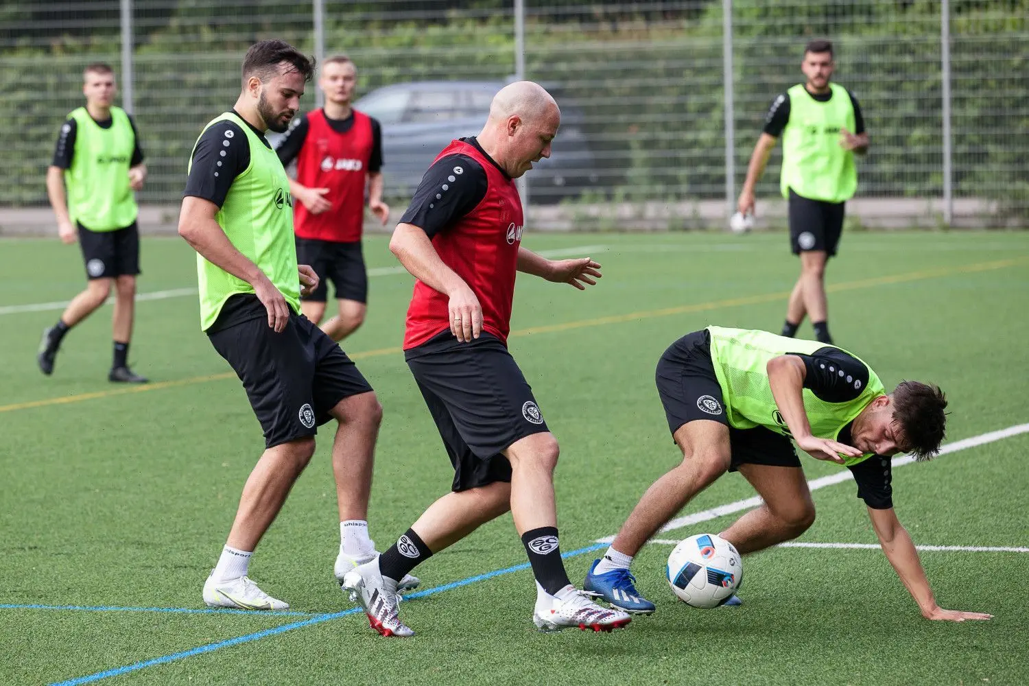 Die drei Neuzugänge von den Stuttgarter Kickers kämpfen um den Ball (von links): Bleron Visoka, Lukas Kling und Melih Caliskan.