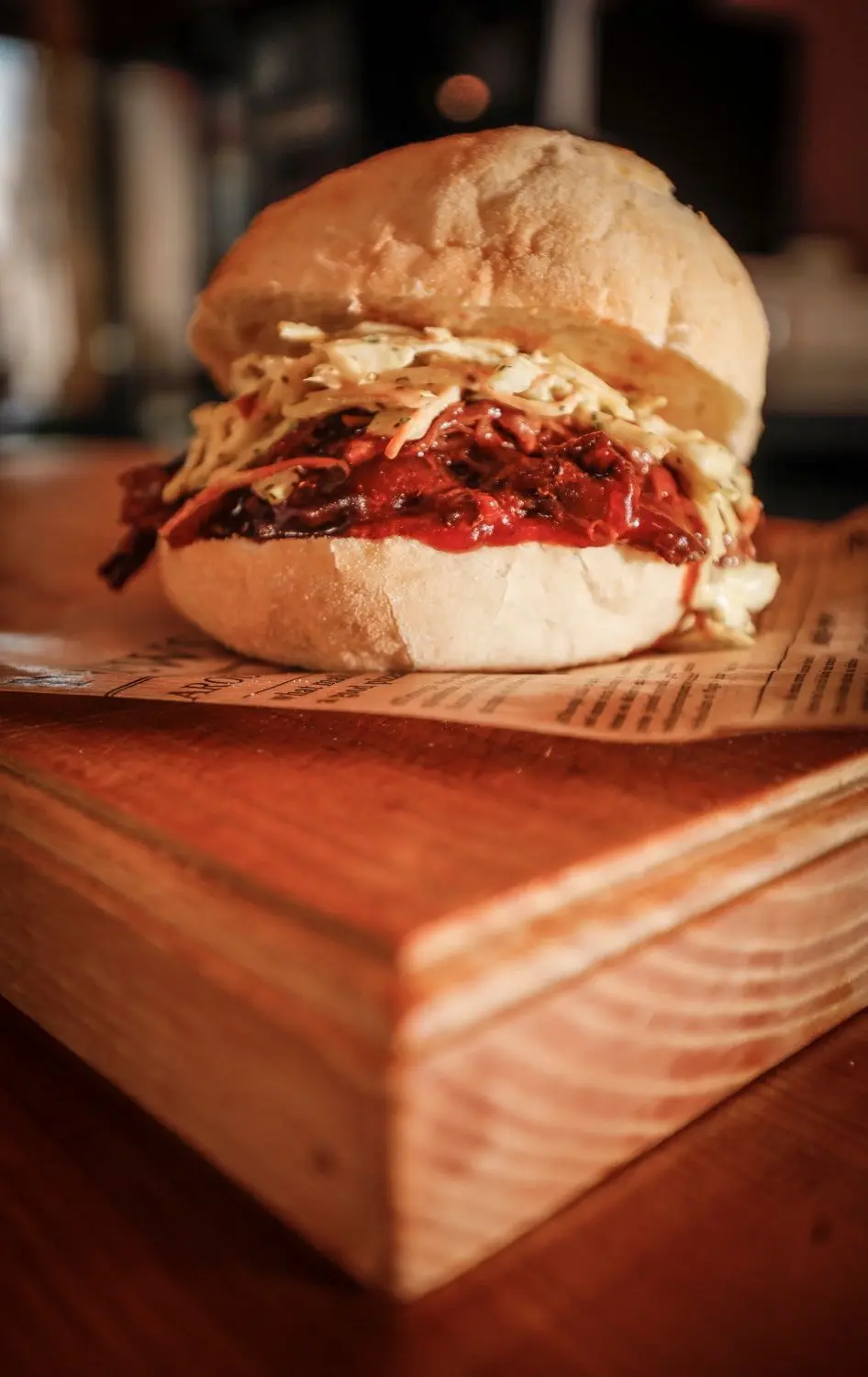 Ein Pulled-Beef-Burger mit Krautsalat.