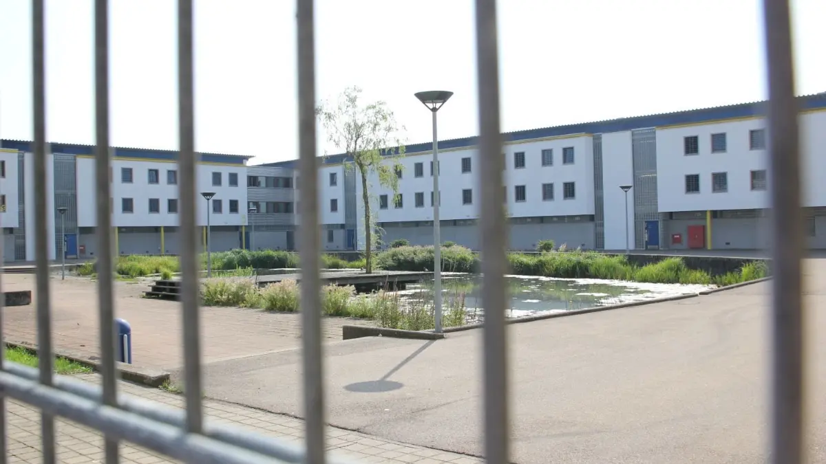 Der Innenhof der Haller JVA ist menschenleer. ⇥