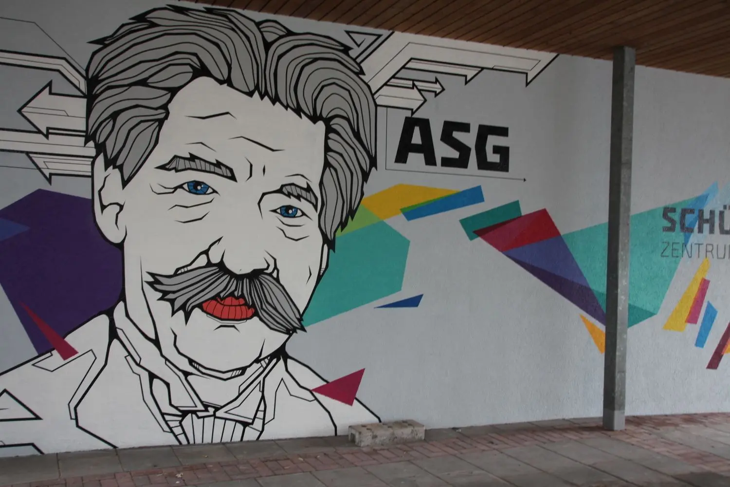 An der Fassade prangt jetzt ein Abbild von Albert Schweitzer.