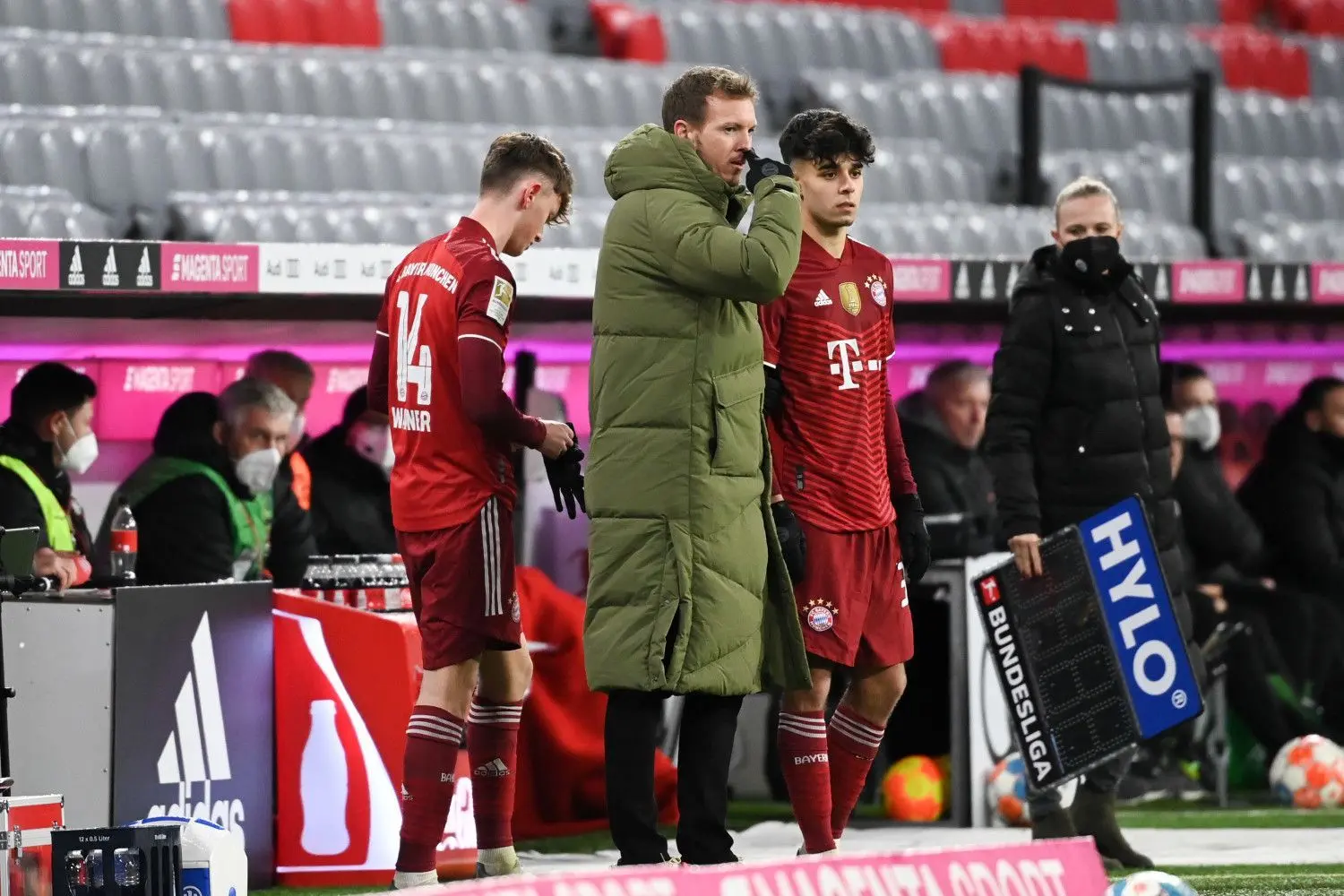Münchens Cheftrainer Julian Nagelsmann (Mitte) spricht mit Münchens Lucas Copado (r.) und Münchens Paul Wanner vor ihrer Einwechslung.