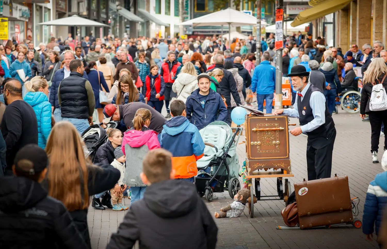 Den Fußgängern das Bummeln in der Ulmer City ermöglichen und den Autoverkehr weiter aus der Stadt drängen – mit mehr Fußgängerzonen und noch teureren Parkplätzen, schlägt der BUND vor.