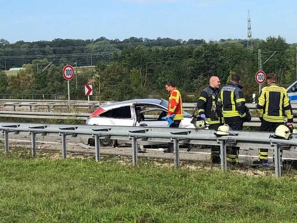 Schwerer Verkehrsunfall auf der B28 bei Metzingen.