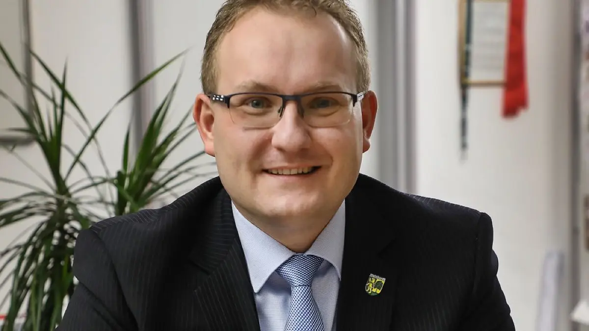 Damian Komor ist Bürgermeister von Mainhardt und sitzt für die CDU im Kreistag.
