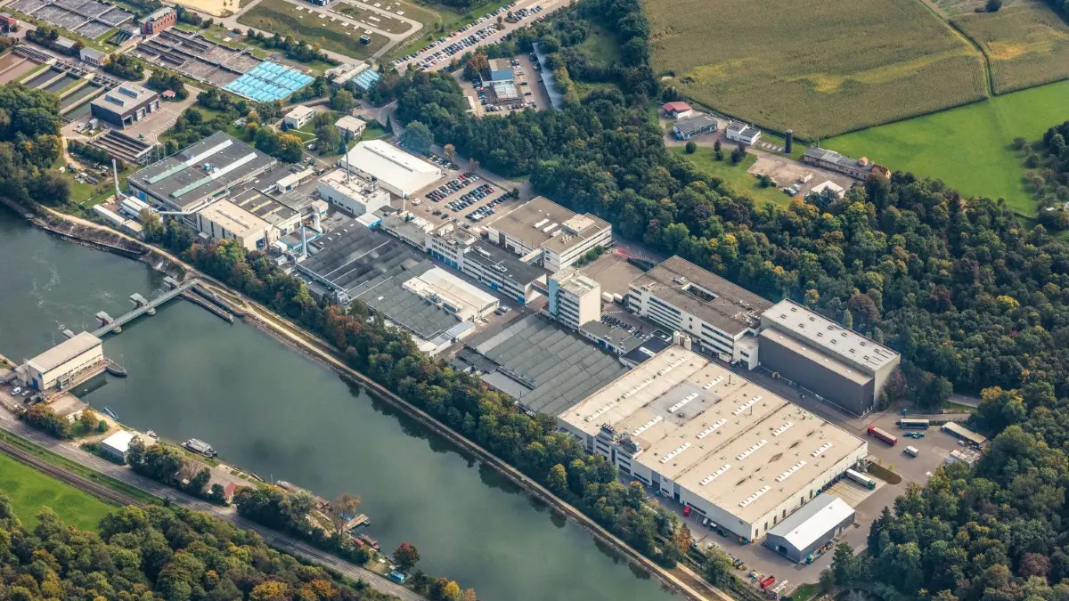Das Werk an der Donau, mit Blick von Norden. Donauaufwärts wäre noch Platz für eine Erweiterung. ⇥