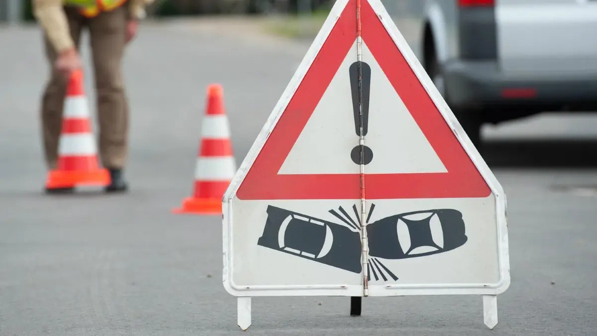 Bei den Räumungsarbeiten waren auch zwei Abschleppwagen und eine Kehrmaschine im Einsatz.