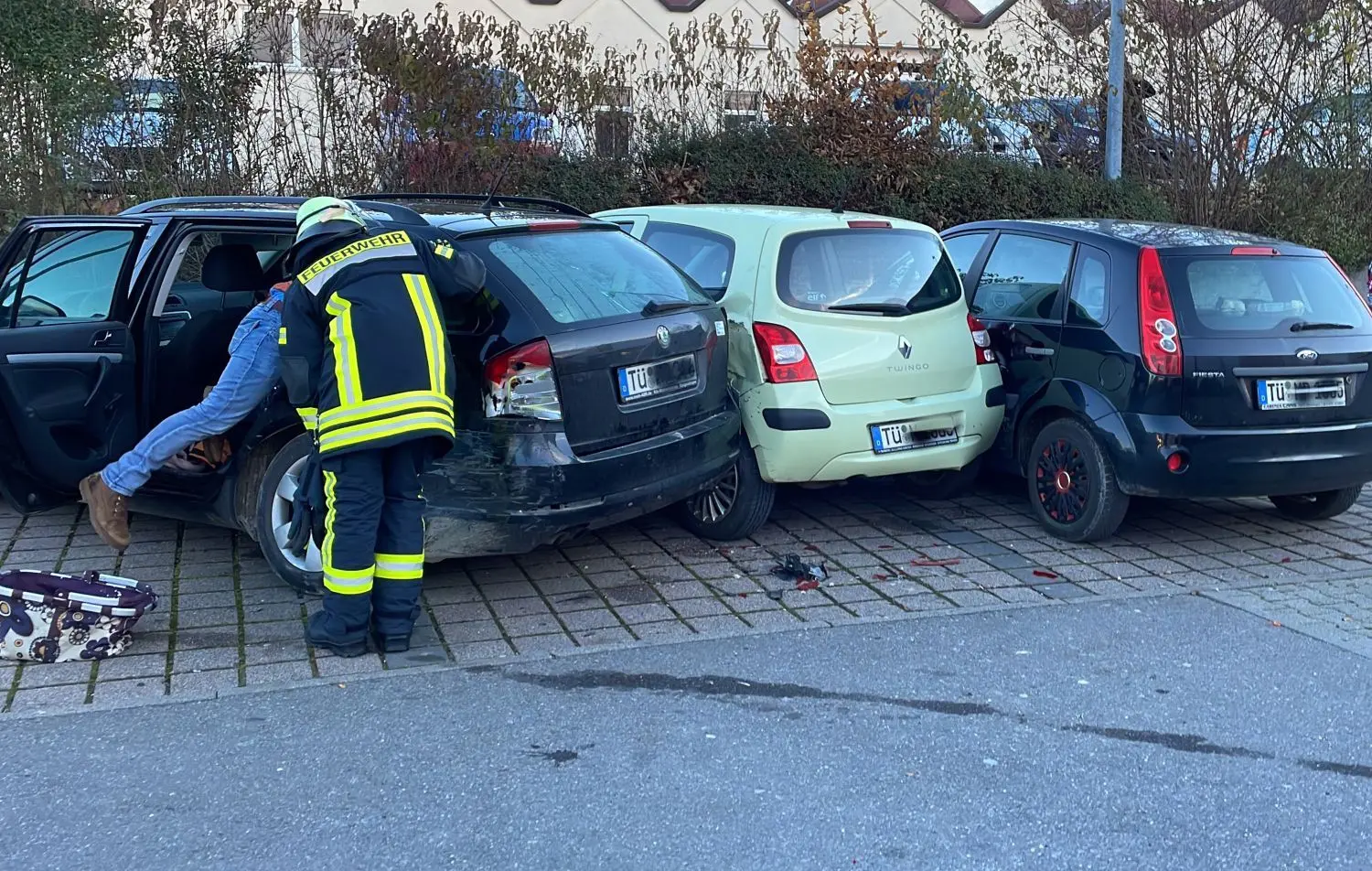 Drei Fahrzeuge wurden auf dem Mössinger Lidl-Parkplatz zusammengeschoben. Dreimal Totalschaden!