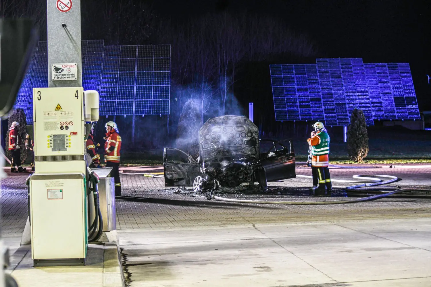 Feuerwehrmänner stehen an einer Tankstelle in der Max-Eyth-Straße. Zuvor war ein Auto in Brand geraten. Durch das schnelle Wegschieben des Fahrzeuges konnte Schlimmeres verhindert werden.
