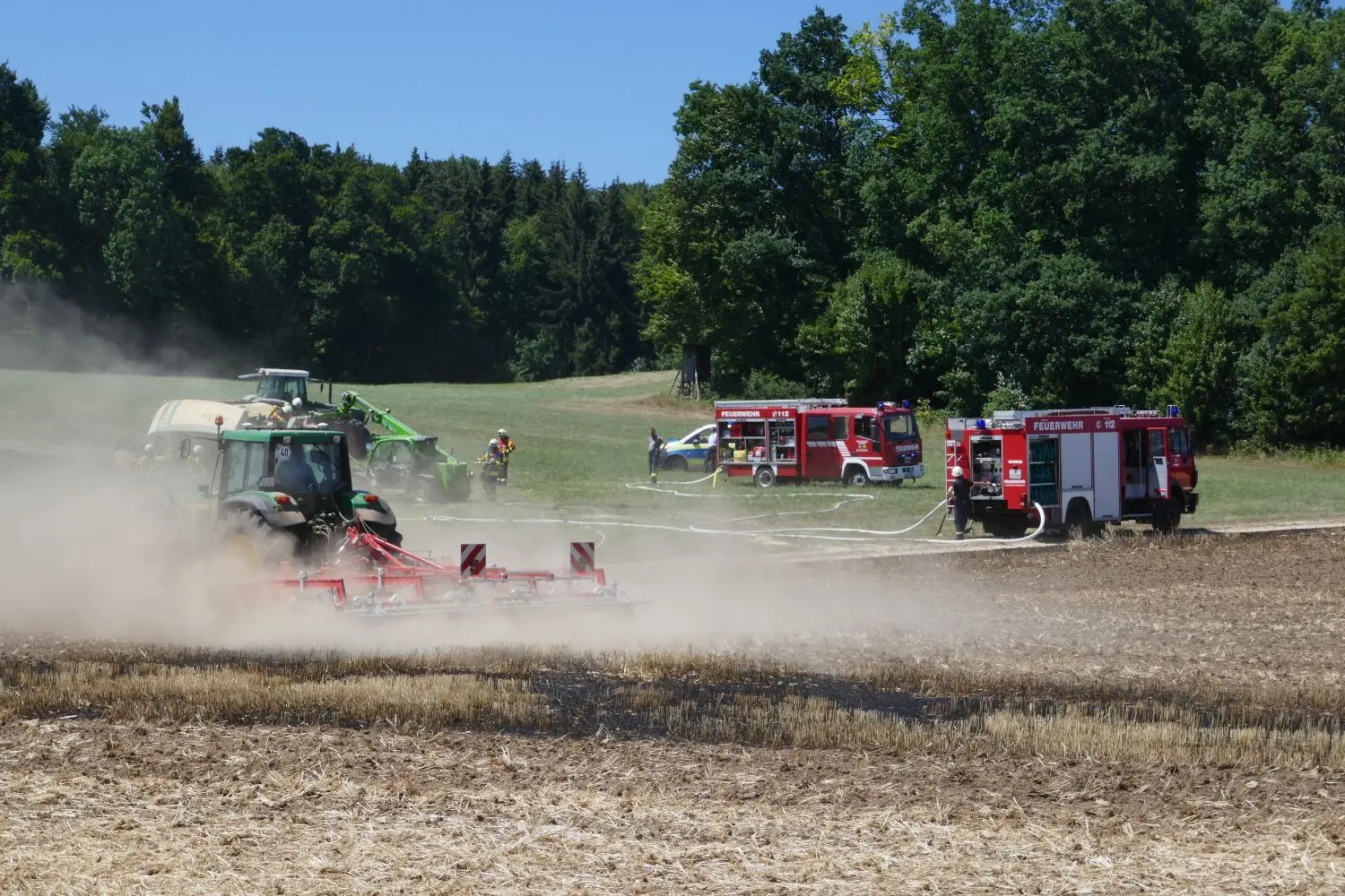 Oft reicht ein Funke einer Maschine, um trockene Flächen in Brand zu setzen. In Laichingen mussten eine Ballenpresse, eine Wiese und ein Feld gelöscht werden. Landwirte halfen der Feuerwehr mit so genannen Grubbern.⇥