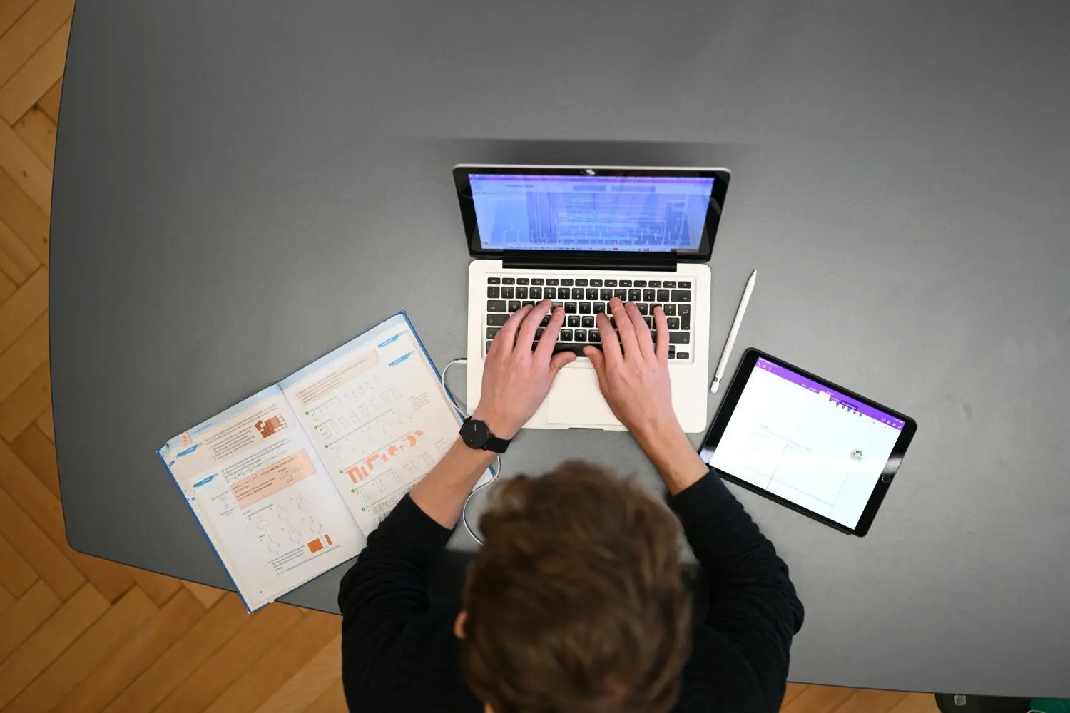 11.01.2021, Baden-Württemberg, Ravensburg: Carlos Marschall, Lehrer für Mathematik und Spanisch am Spohn-Gymnasium, unterrichtet im Lehrerzimmer am Laptop. Für den Fernunterricht nutzt er sowohl Laptop als auch Ipad. Foto: Felix Kästle/dpa +++ dpa-Bildfunk +++⇥