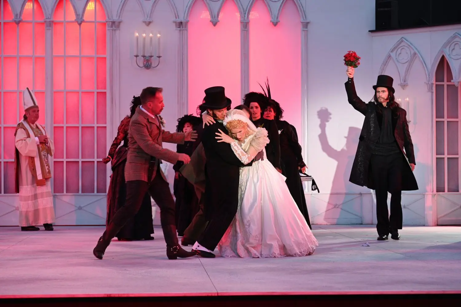 Draculas (Thomas Borchert) erstes Opfer ist Lucy (Navina Heyne).