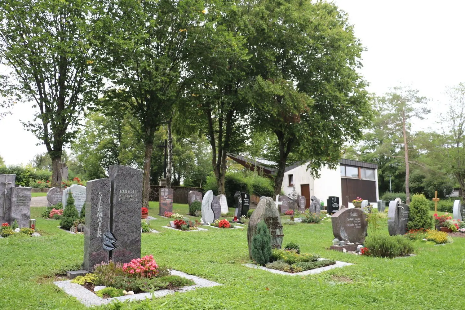 Die Schäden auf dem Mittelfischacher Friedhof wurden weitgehend beseitigt. ⇥