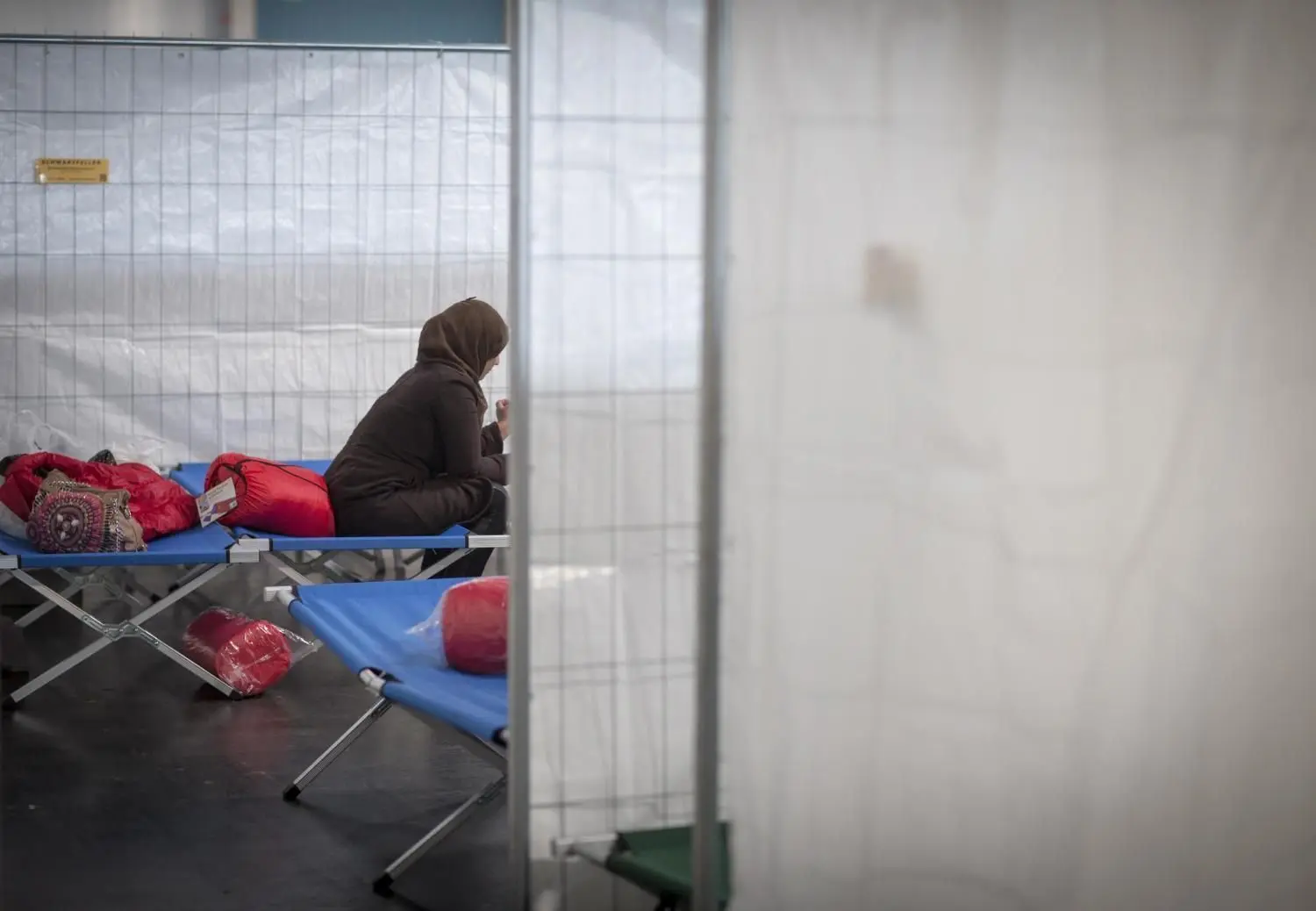 So sah es 2015 in den Ulmer Messehallen aus. Feldbetten und Trennwände, Essensausgabestellen und Zelte für medizinische Untersuchungen für die Geflüchteten. Davon ist man zurzeit zwar weit entfernt, aber die Pandemie erschwert die Unterbringung. ⇥