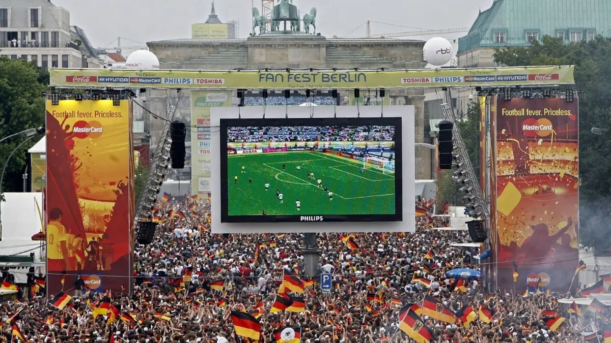 Sommermärchen 2006: Tausende Fußballfans füllten die Fanmeile in Berlin. Auch zur EM 2024 erwartet die Stadt einen Besucheransturm.