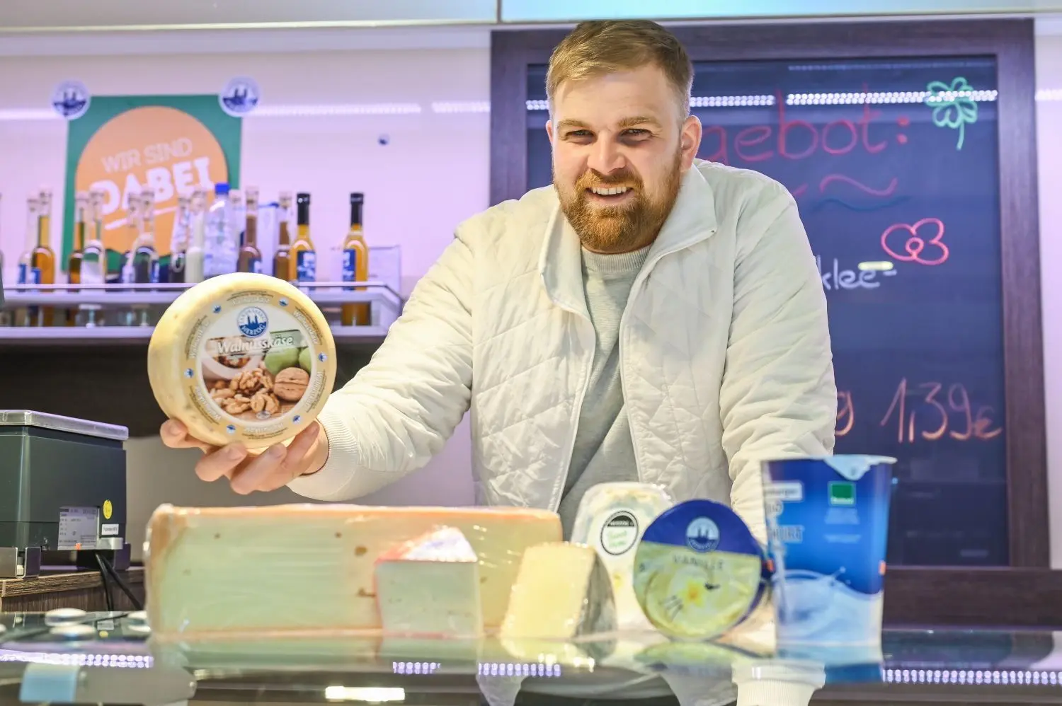 Maximilian Herzog ist Käsesommelier und weiß, welcher Wein oder welches Bier zu welchem Käse passt.