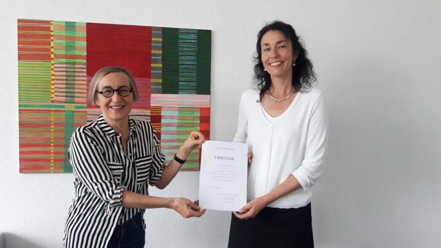 Die leitende Schulamtsdirektorin Bettina Hey (rechts) hat Sigrun Lutz-Sigg in den Ruhestand verabschiedet.