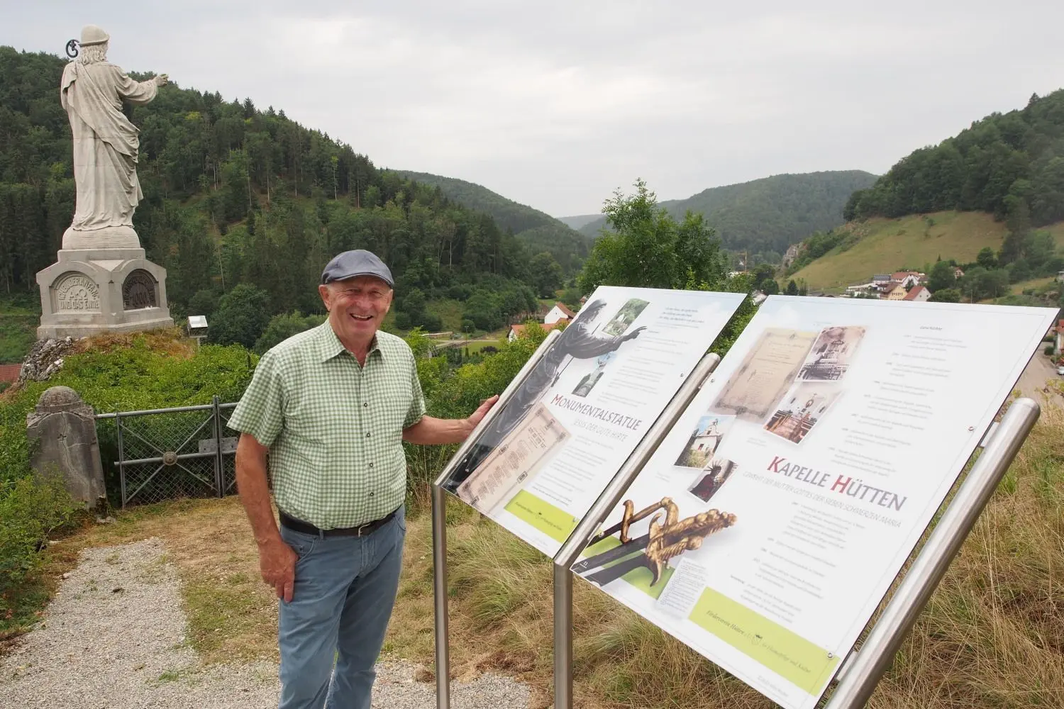 Max Raiber vor der Info-Tafel, die die Geschiche des Guten Hirten schildert.