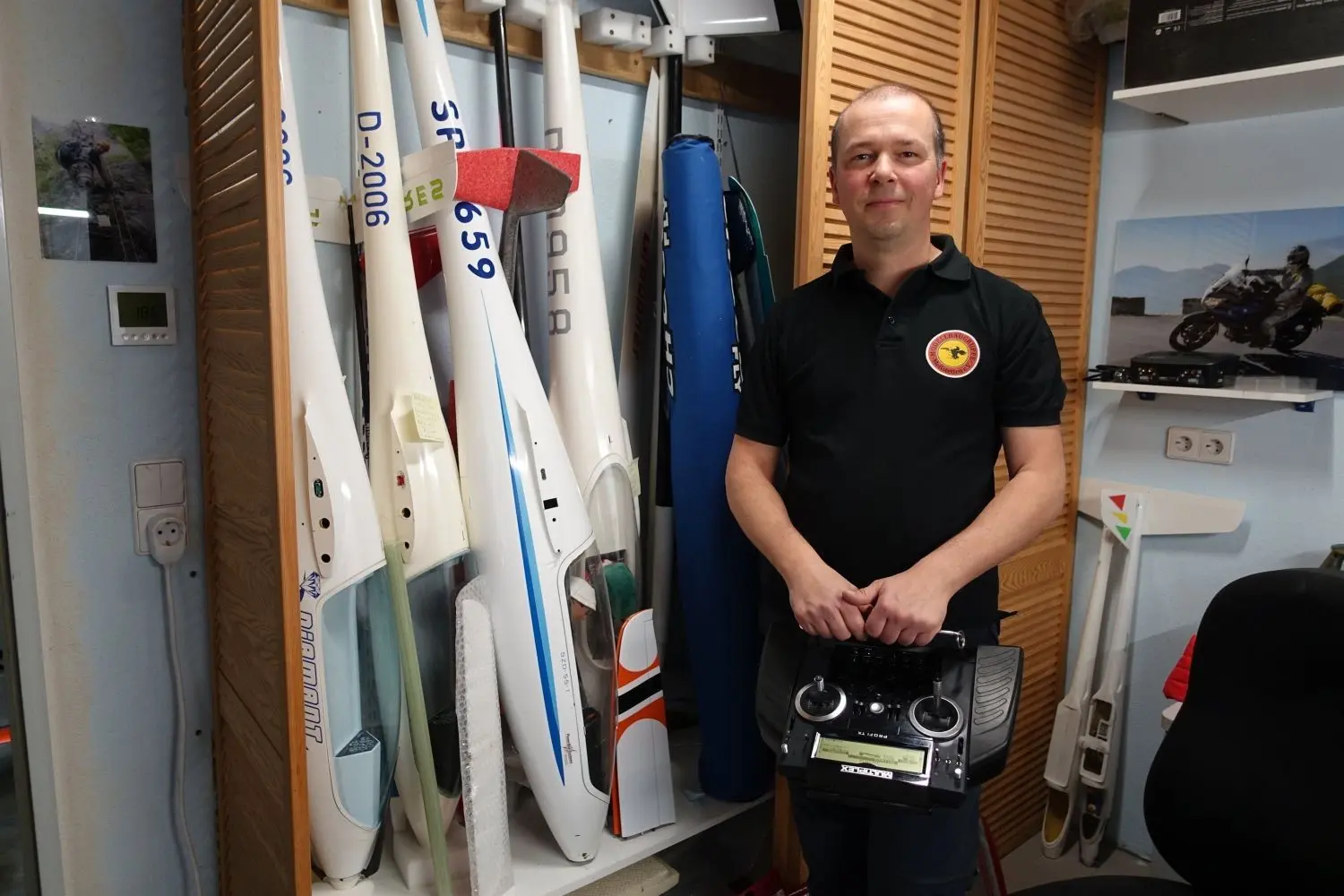 Michael Kippenhan mit einem Sender und den Rümpfen seiner Modell-Segler