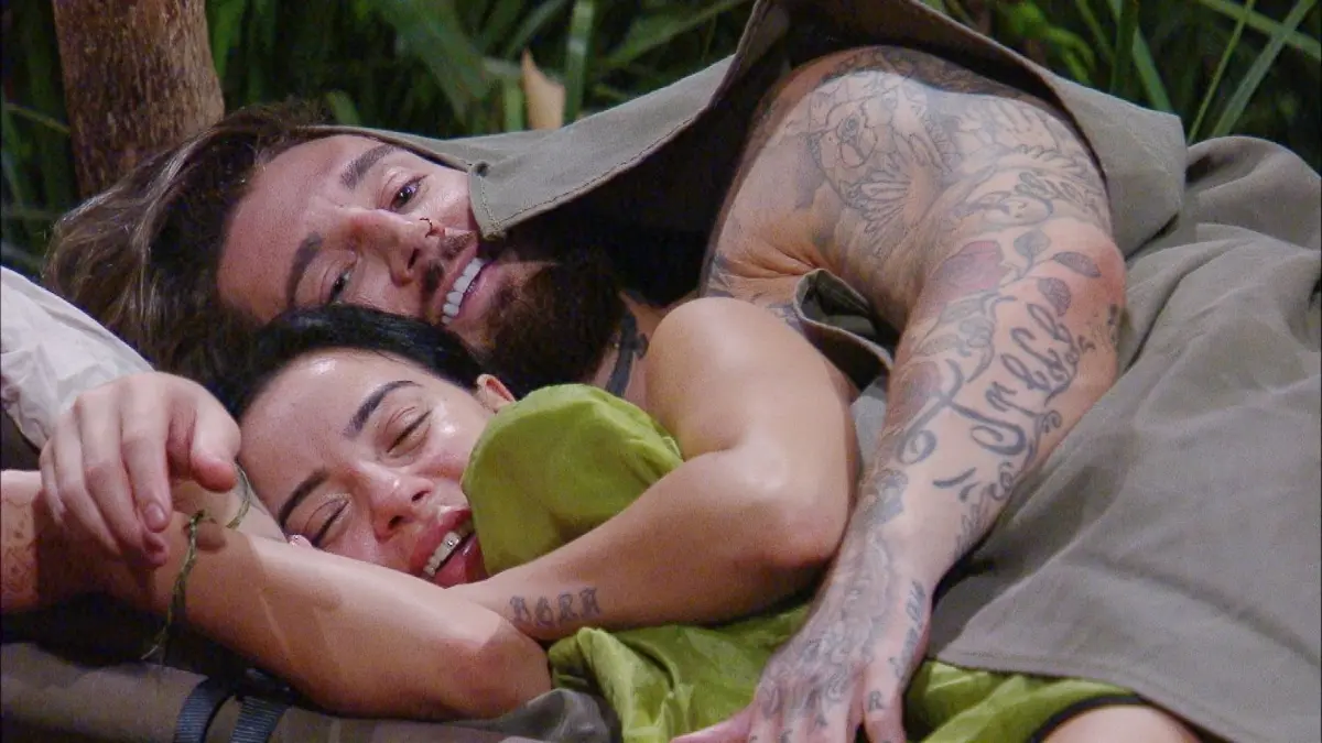 Erst kuscheln, dann Korb – der Dschungel-Flirt zwischen Leyla und Mike endete kurz vor dem Finale.
ACHTUNG: SPERRFRIST FÜR ALLE MEDIEN BIS ZUM SHOWENDE, SAMSTAG, 03.02.2024, 24:00 UHR !!! Tag 16 im Camp. Leyla Lahouar und Mike Heiter schlüpfen gemeinsam in einen Schlafsack und kuscheln in Löffelchenposition - und das auch noch auf Kims ehemaliger Pritsche!
+++ Die Verwendung des sendungsbezogenen Materials ist nur mit dem Hinweis und Verlinkung auf RTL+ gestattet. +++