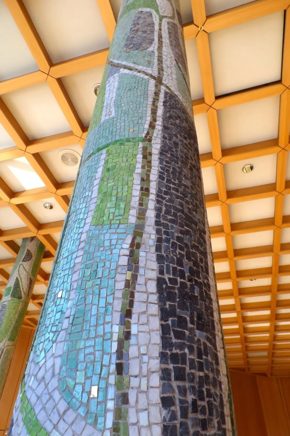 Diese und weitere Säulen von Zoë Schmidt-Modern aus der Göppinger Stadthalle sind auch nach 65 Jahren noch erhalten.