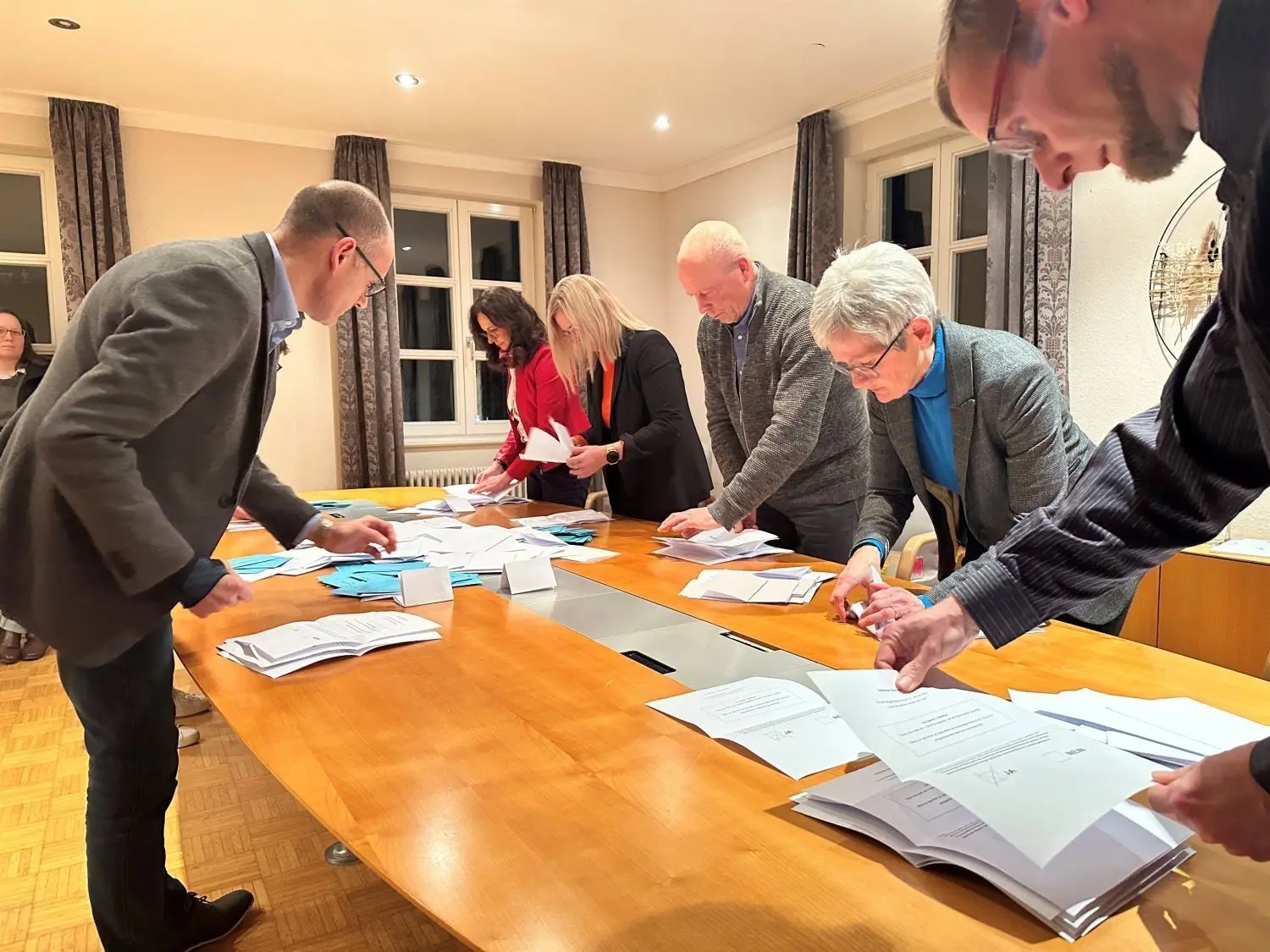 Wieselflink zählten Wahlhelfer und Verwaltungsangestellte die 226 abgegebenen Stimmen in Hausen am Tann aus.⇥