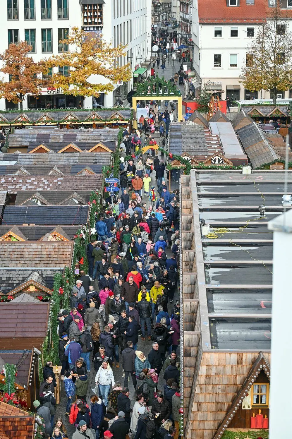 Kauffreudig unterwegs: Am ersten Adventssamstag drängten die Menschen in die Stadt. Natürlich wollen alle auch auf den Weihnachtsmarkt auf dem Münsterplatz.