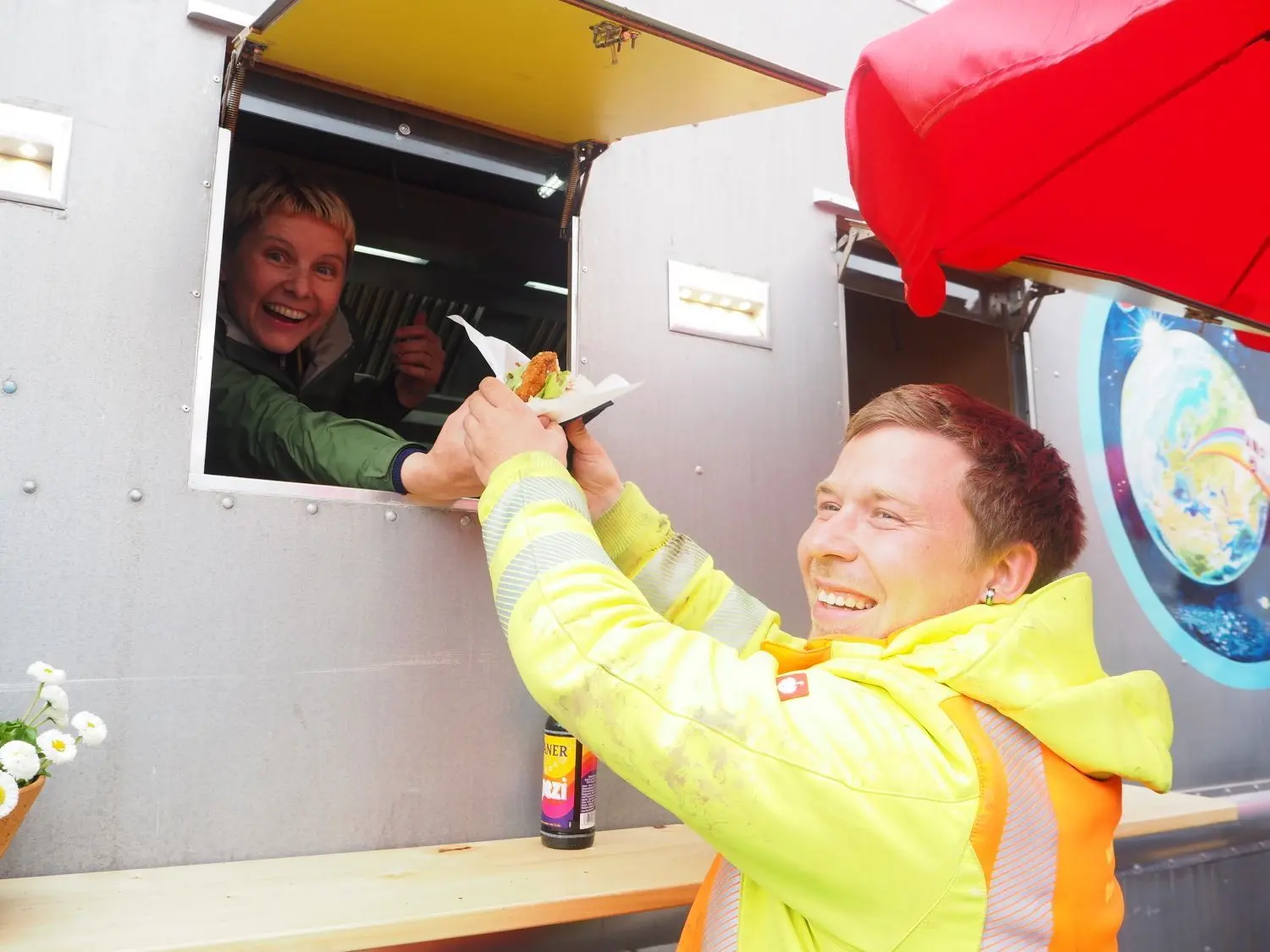 Löwen-Wirtin Heike Philipp reicht Jonas Dammbach aus Hall ein „Cordon bleu to go“ durch die Luke des Löwen-Foodtrucks. Zuletzt hat der Chevrolet von 1976 beim Autohaus Koch in Schwäbisch Hall Station gemacht. ⇥