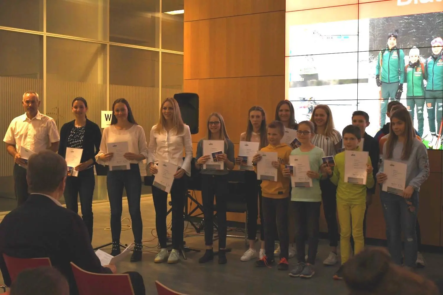 Biathleten des DAV Ulm mit Lena Hanses, Teilnehmerin an der Junioren-Weltmeisterschaften (4. von links) und Madlen Guggenmos, Junioren-Weltmeisterin im Target-Sprint (8. von links).
