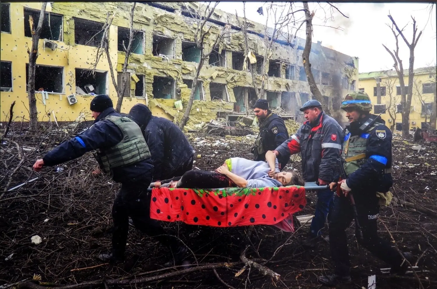 Das Foto von Evgeniy Maloletka, das die Folgen des Angriffs auf die Geburtsklinik Mariupol zeigt, hat Menschen weltweit erschüttert.