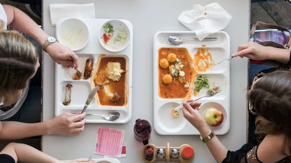 Landeseigene Kantinen in Baden-Württemberg müssen schrittweise mehr Bio-Essen anbieten.
ARCHIV - 17.04.2018, Baden-Württemberg, Tübingen: Zwei Studentinnen essen in der Mensa Wilhelmstraße. (zu dpa «Landeskantinen müssen bis 2030 deutlich mehr Bio-Essen anbieten») Foto: Sebastian Gollnow/dpa +++ dpa-Bildfunk +++