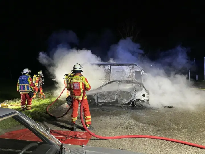 PKW und Sprinter in Flammen – Verdacht auf Brandstiftung