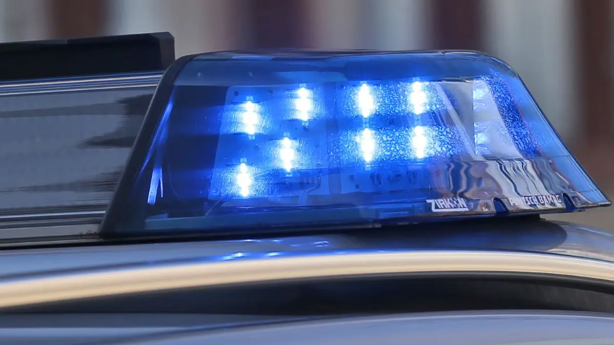 Am Dienstagmittag kam es in der Wiesensteiger Straße in Geislingen zu einem Auffahrunfall (Symbolbild).
Polizei, Blaulicht. Polizist, Kontrolle, Polizeifahrzeug,