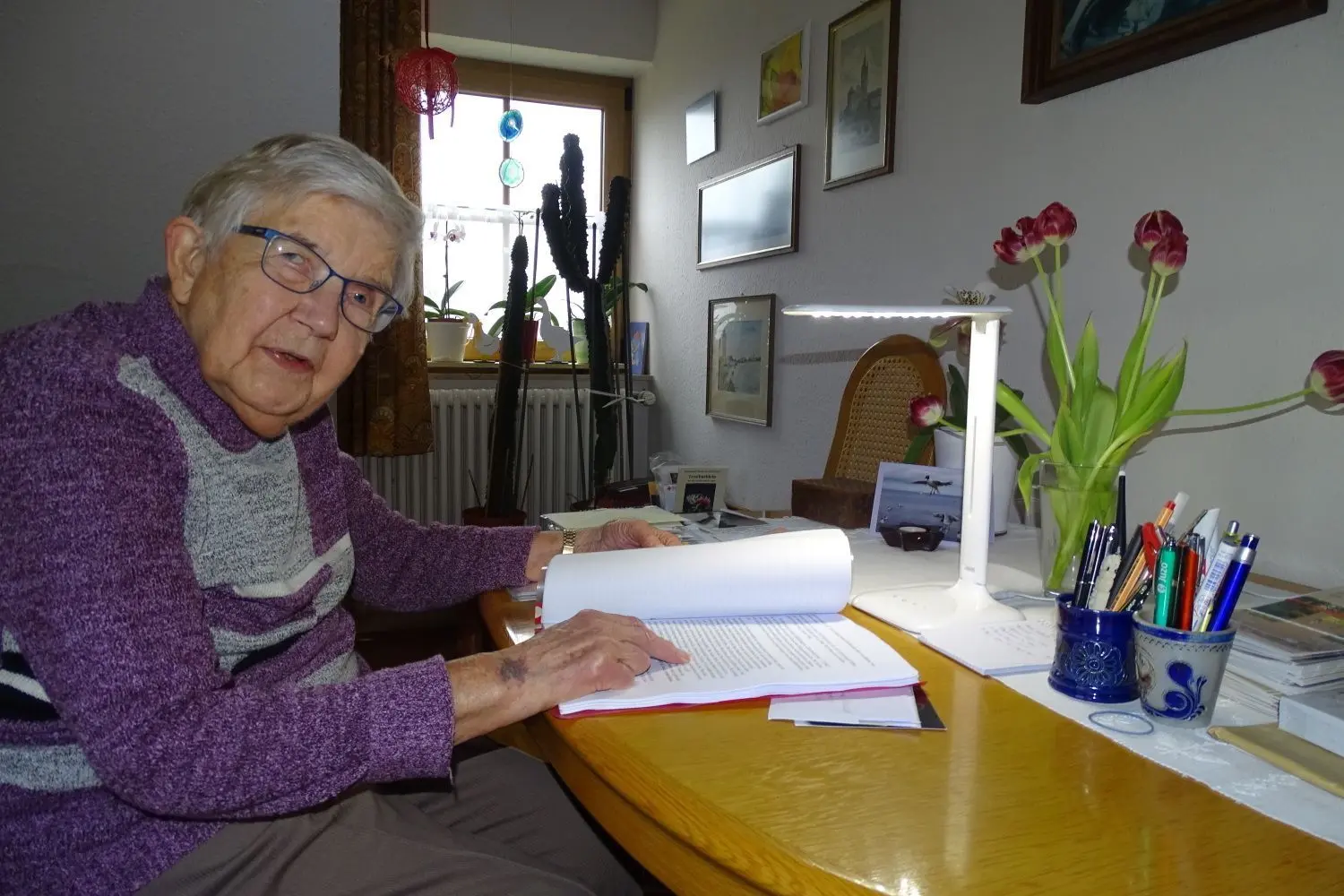 Barbara Kniest, 1934 in Königsberg geboren, schreibt an ihrer Biografie.⇥