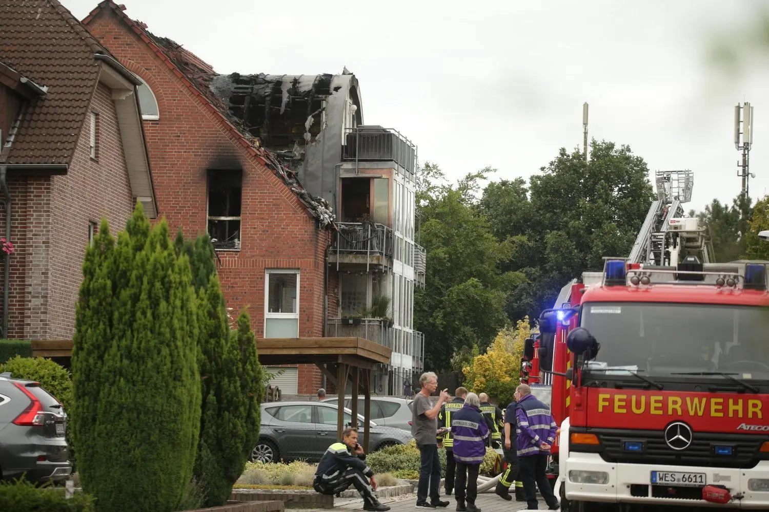 Das Haus in Wesel ist schwer beschädigt, die Dachgeschosswohnung wurde völlig zerstört.
