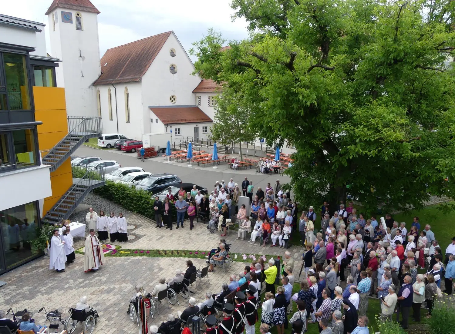 Heimbewohner, die nicht mehr ganz so beweglich waren, schauten von ihren Zimmern aus der Feier zu (im Bild der Hof des Marienheims), diese Möglichkeit der Teilhabe war schön.