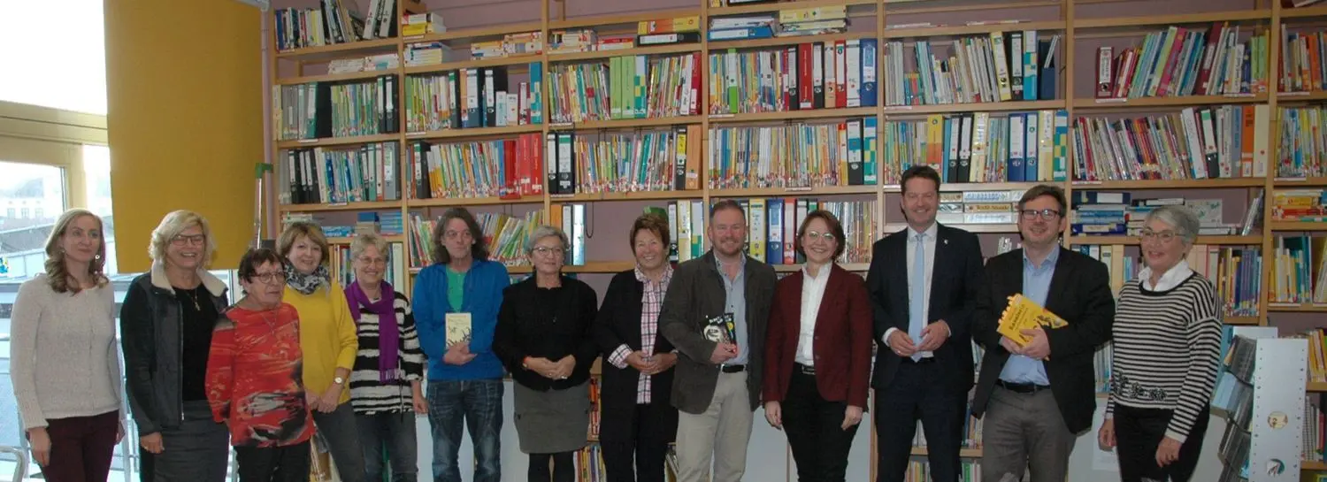 Die große Riege der Lesepaten stellt sich im Lehrerzimmer der Grundschule am Schloßberg dem Fotografen.⇥
