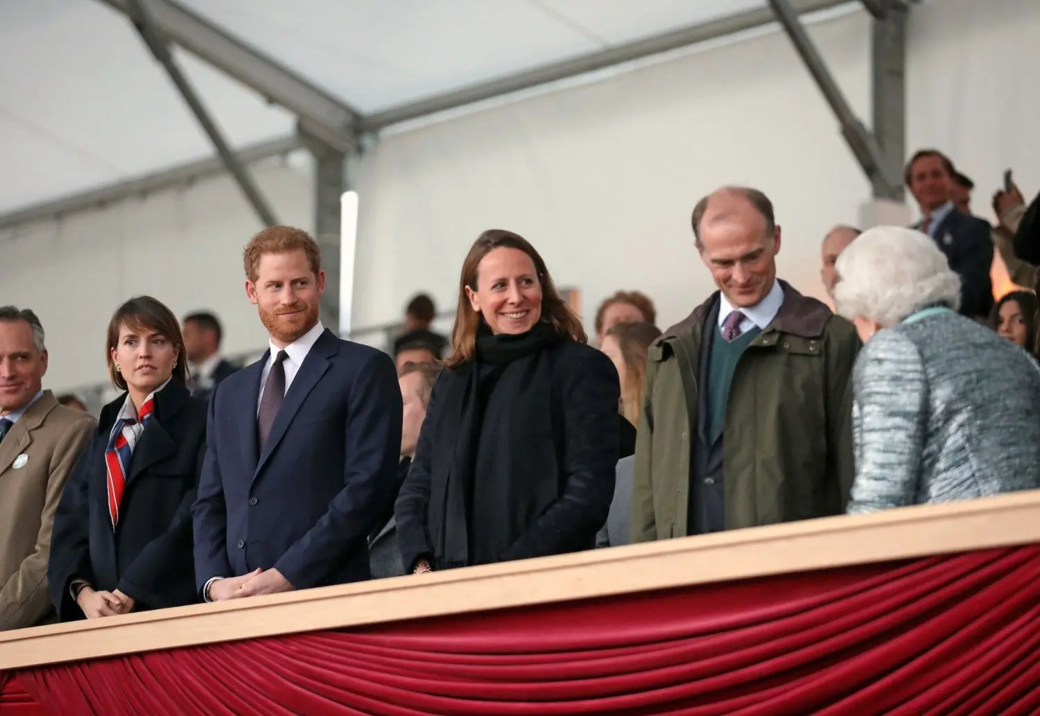Royal Windsor Horse Show: Prinz Harry, Fürstin Saskia zu Hohenlohe-Langenburg, Heinrich Donatus Landgraf von Hessen und Königin Elisabeth II. (von links) schauen sich am 11. Mai den Festzug anlässlich das 200. Jahrestages der Geburt von Queen Victoria an.⇥