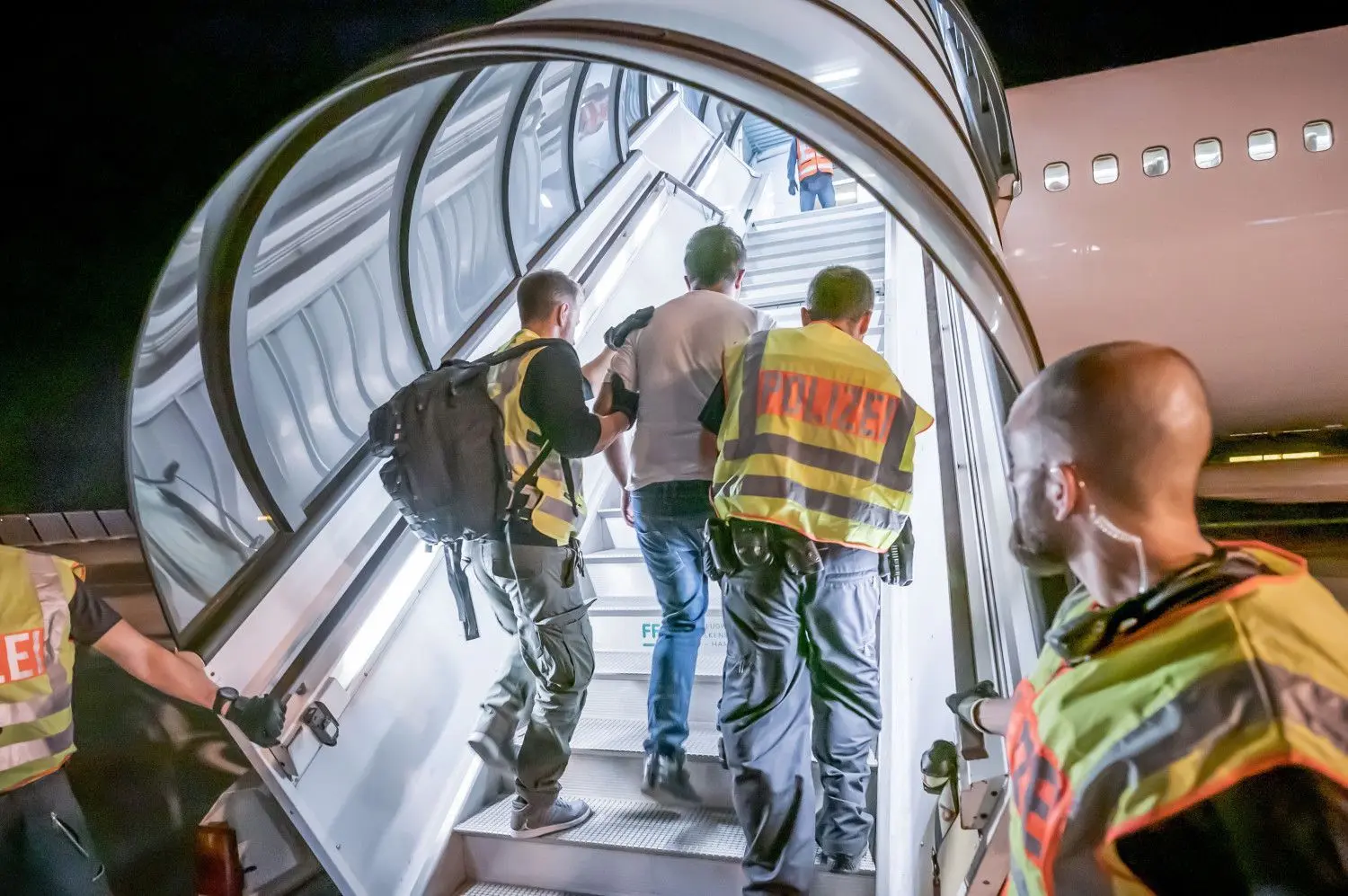 Ein Abschiebeflugzeug wird mithilfe der Polizei besetzt. An diesem Dienstagmorgen hob der Flieger in Frankfurt am Main ab, mit Aslam Muhammad. Der 28-Jährige, der in Ehingen lebte, wurde abgeschoben.⇥