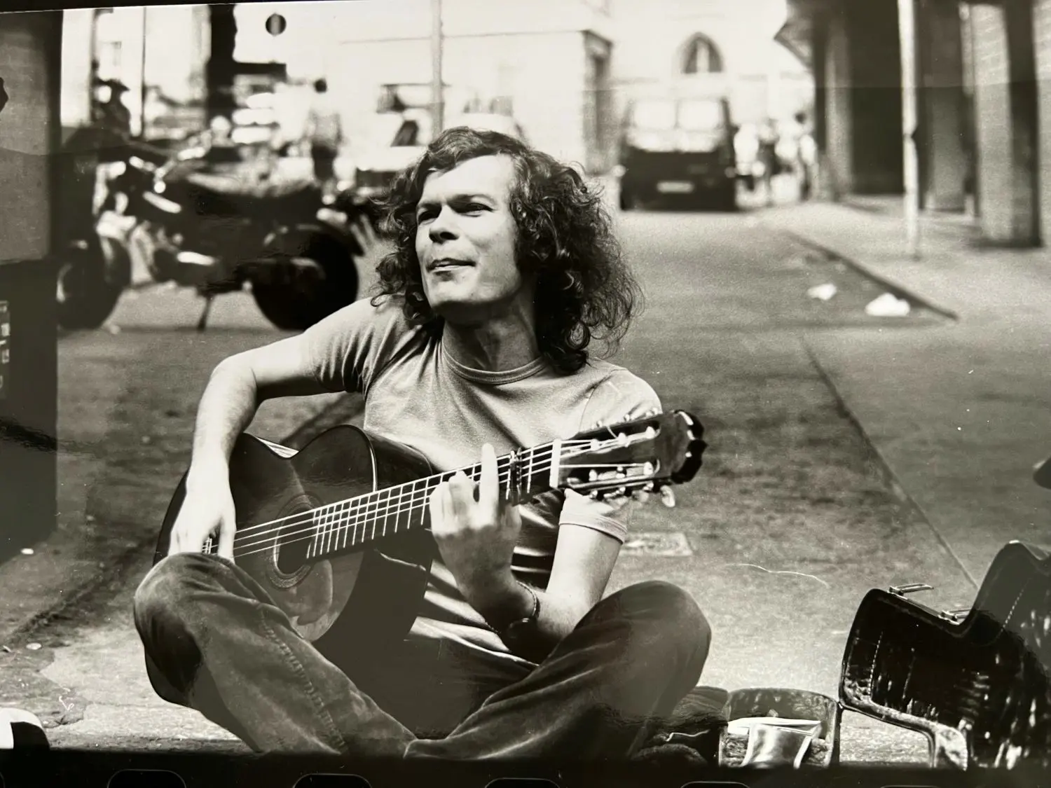 Thomas Friz im Jahr 1972 als Straßenmusiker in Stuttgart. ⇥
