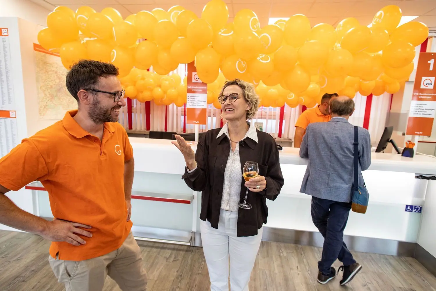 Beim Start dabei: Göppingens Baubürgermeisterin Eva Noller im neuen Kundenzentrum des VVS im Bahnhof.