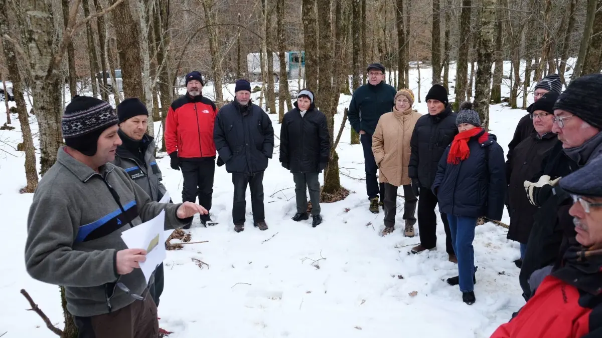 Die Geschichte des Roggenburger Forsts reicht rund 10 000 Jahre zurück. Förster Albin Huber (links) führte kürzlich Teilnehmer einer Exkursion in den Wald und zeigte diesen unter anderem Orte, an denen sich früher einmal Siedlungen befanden.