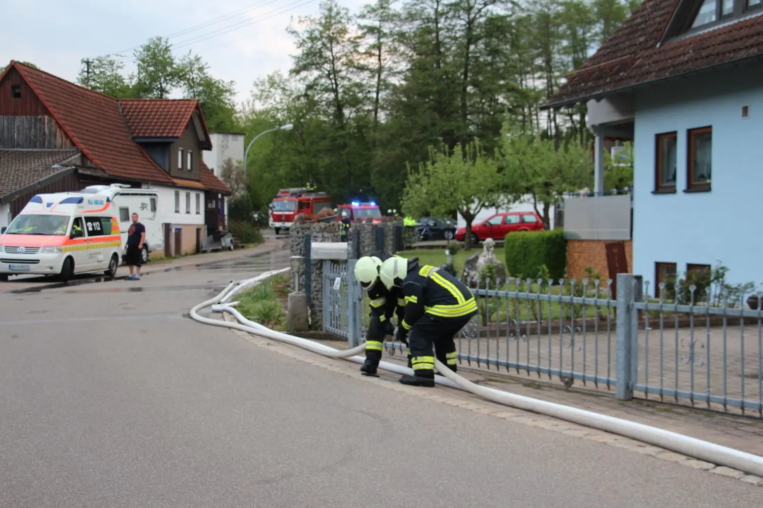 Mehrere Kilometer Schlauch mussten vom Löschteich bis zum Brandort verlegt werden.