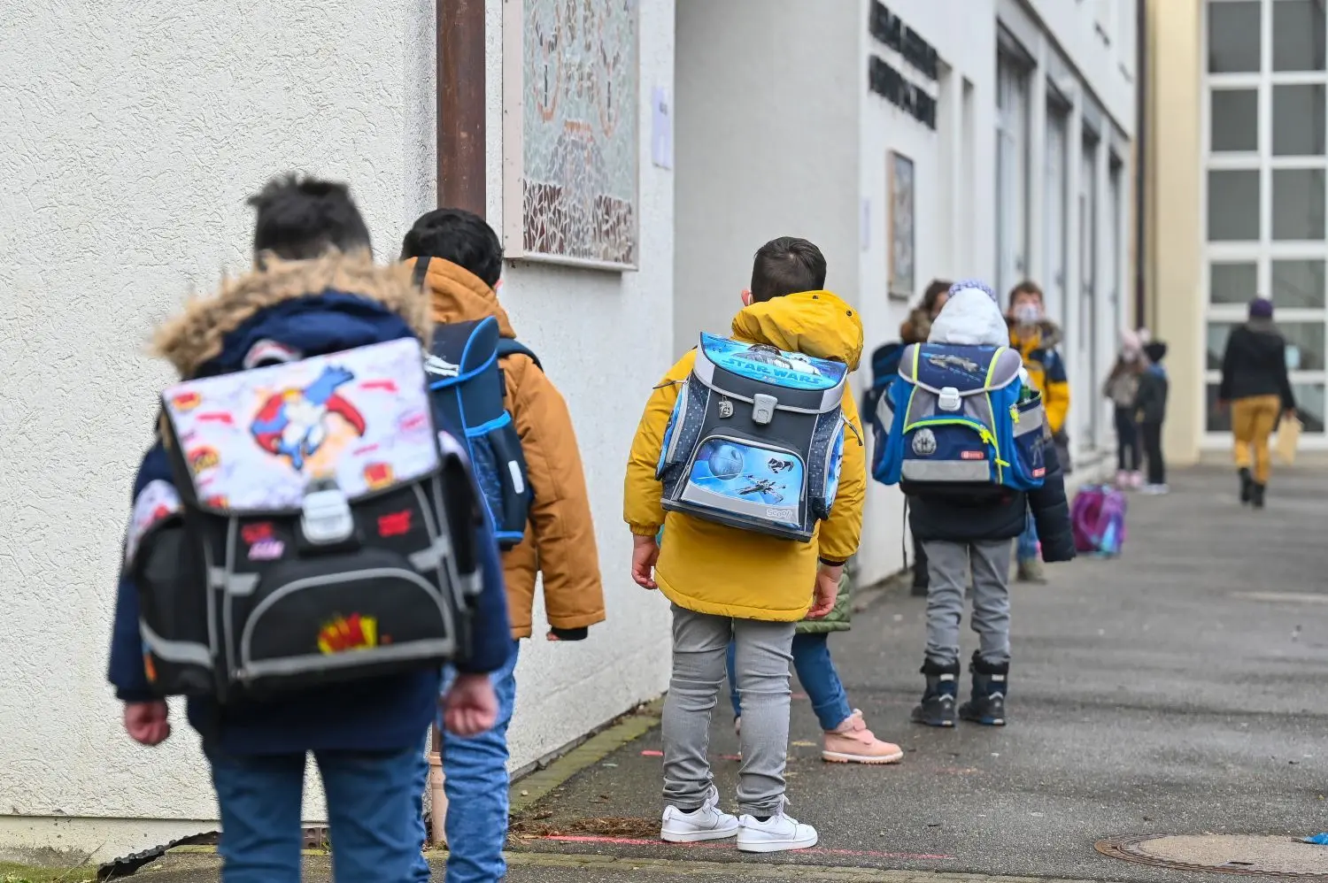 Schon draußen vor dem Schulhaus Abstand halten – das können die Erstklässler der Albrecht-Berblinger-Grundschule schon. In dieser Woche dürfen Erst- und Drittklässler im Wechselunterricht an die Schule.