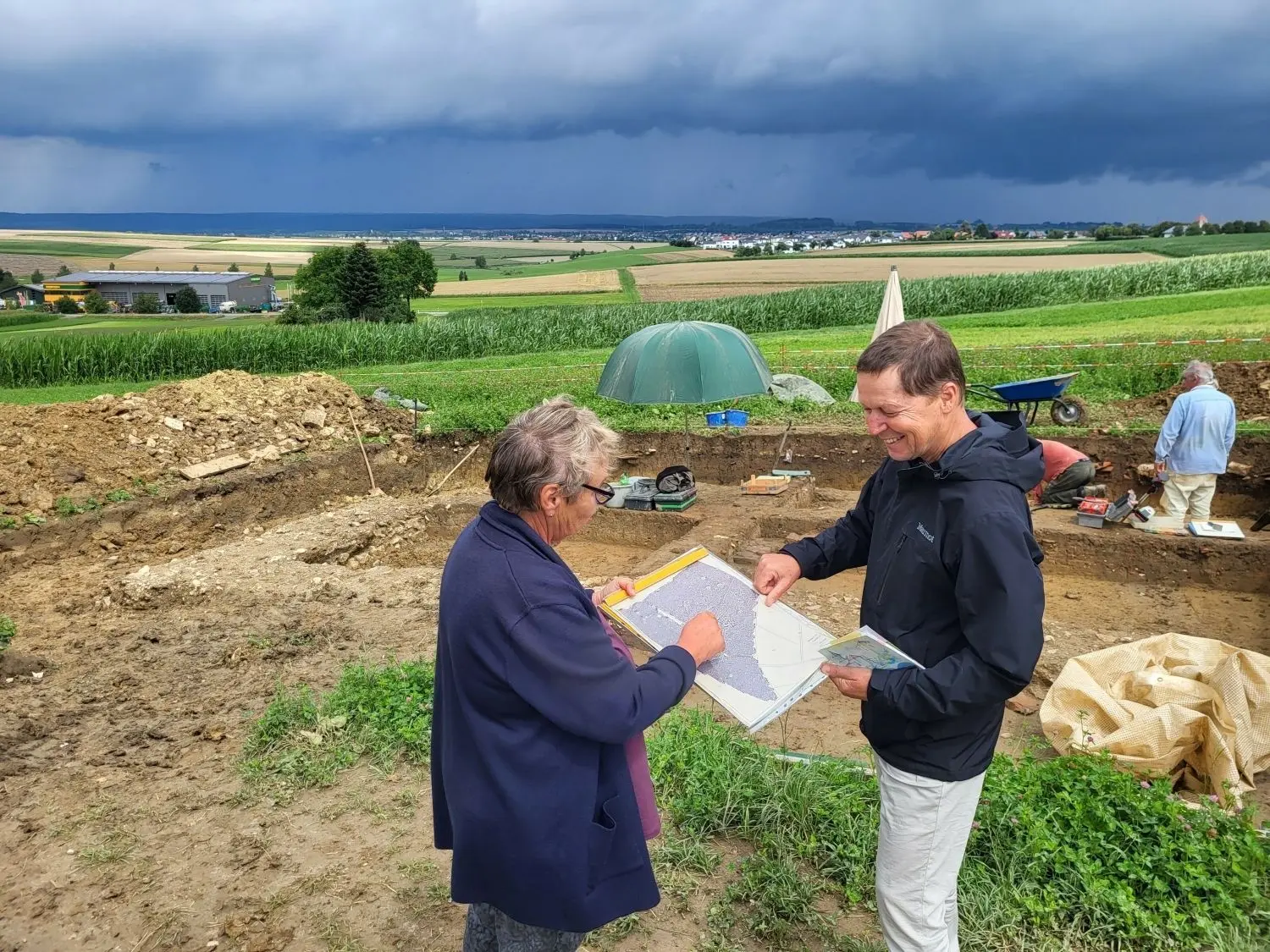 Doris Schmid vom Landesamt für Denkmalpflege erläutert Bürgermeister Paul Burger die archäologischen Grabungen.⇥