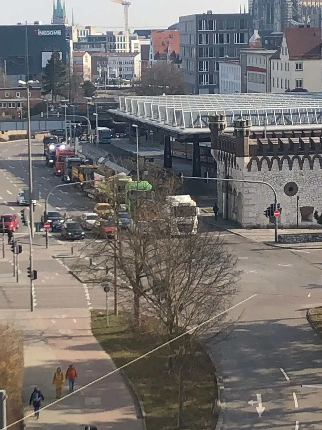 Zahlreiche Lastwagen blockieren eine Fahrspur am Ehinger Tor in Ulm.