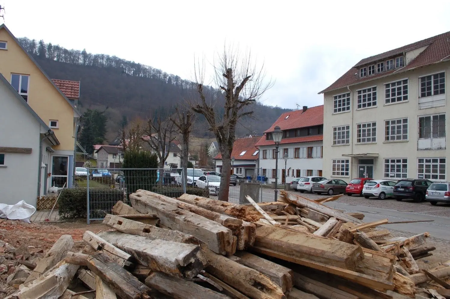 ... biis Mittwoch hatte die Abbruchfirma Wahl aber ganze Arbeit geleistet. Links dahinter die Sozialstation St. Franziskus, rechts, die vormalige Medard-Heim- oder auch Wilhelm-Fabrik. Ebenfalls der Spitzhacke geweiht. ⇥