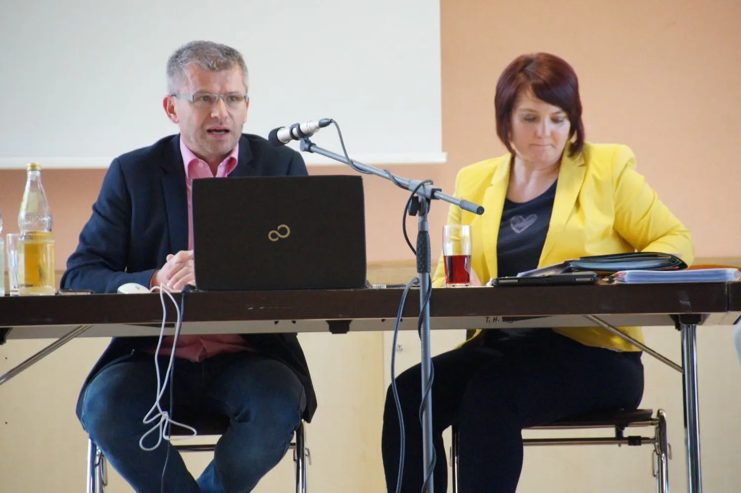 Alfons Fischer und Anja Wagemann führen im Galopp durch die brennendsten Themen in Fichtenau.