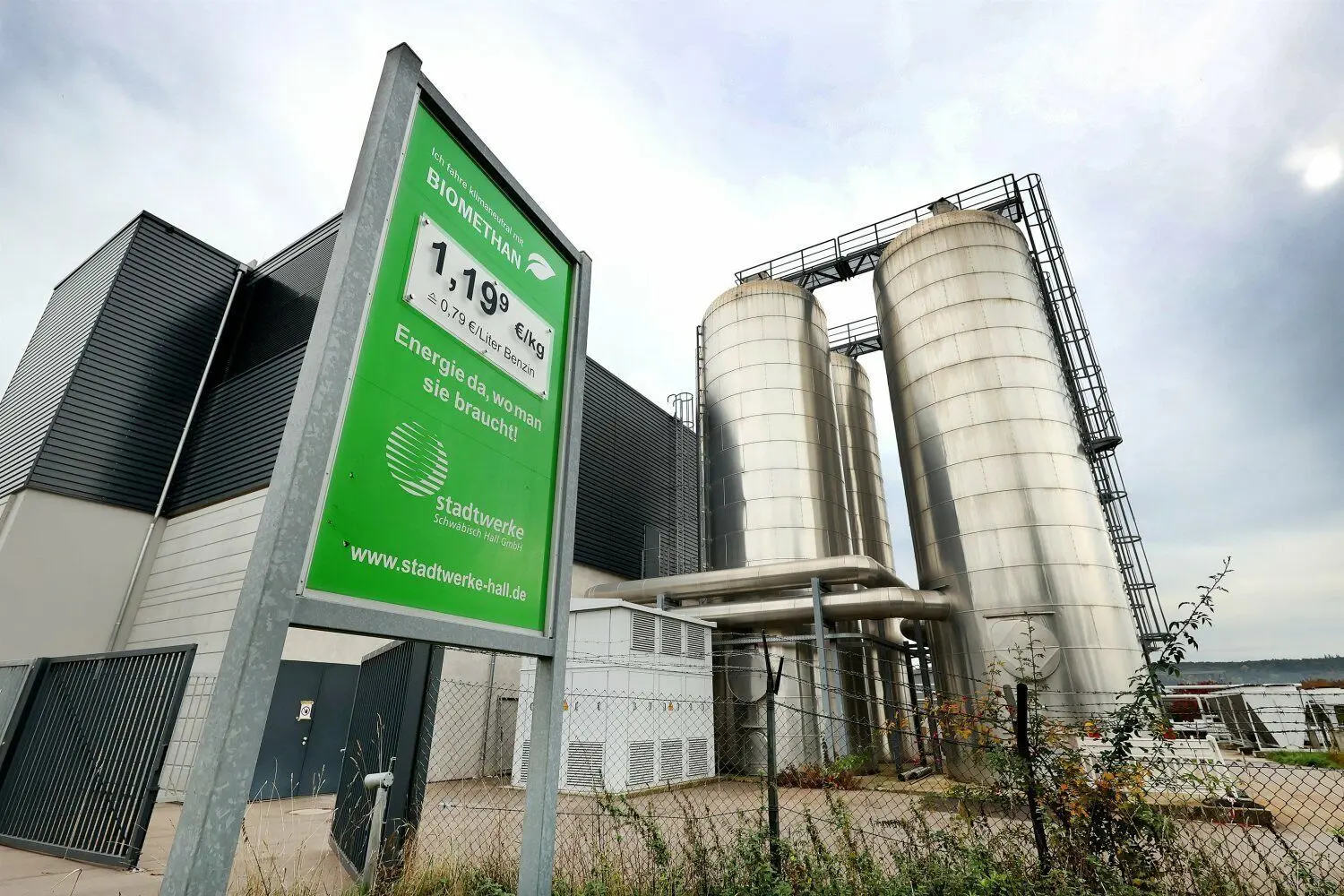 Das Heizkraftwerk im Solpark. Die großen Tanks dienten als Energiespeicher, meint Steffen Hofmann von den Stadtwerken. Dort könnten Überschüsse so lange warten, bis sie im Netz benötigt werden.