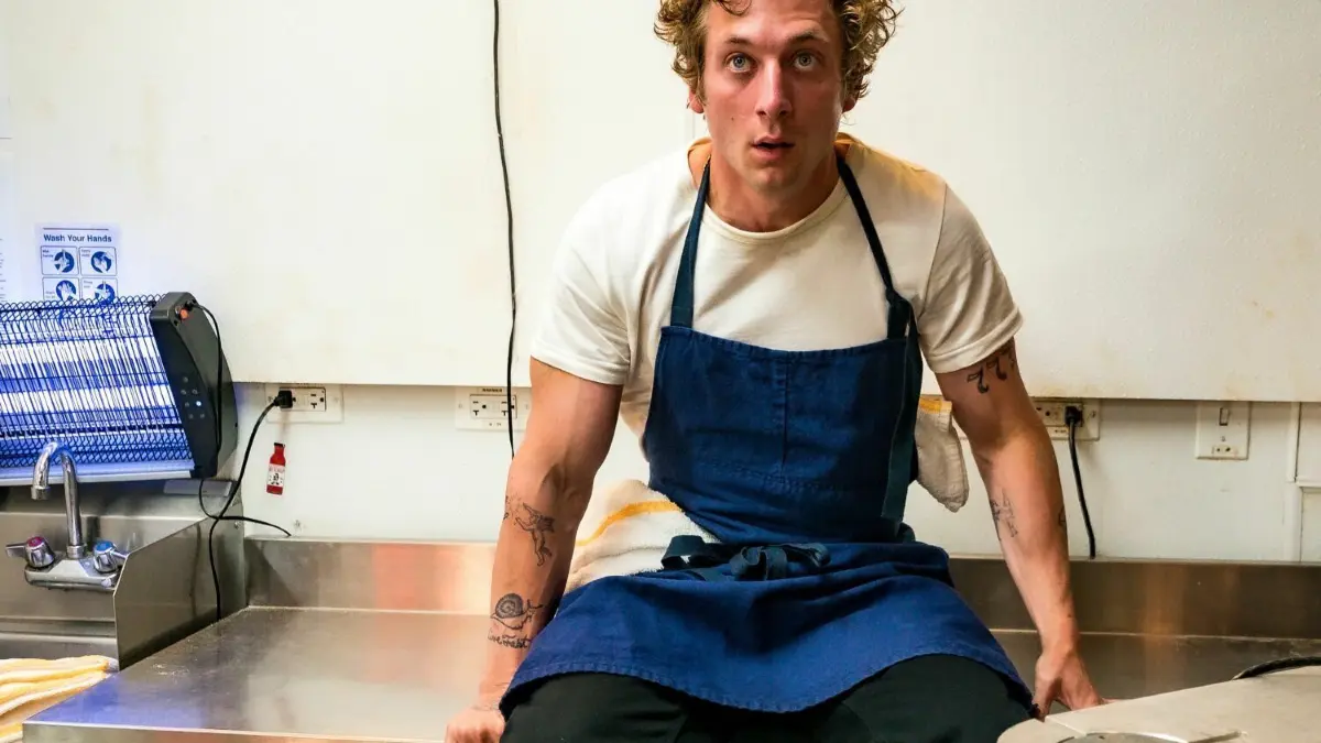 Unter Druck wie ein Dampfgarer vor der Explosion: Spitzenkoch Carmen „Carmy“ Berzatto (Jeremy Allen White) in der Serie „The Bear“, die auf Disney+ zu sehen ist.
FX's THE BEAR "System" (Airs Thursday, June 23) Pictured: Jeremy Allen White as Carmen 'Carmy' Berzatto. CR: Matt Dinerstein/FX
